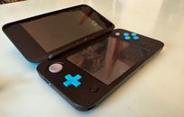 Paquete de consola Nintendo 2DS XL azul y turquesa con Pokémon Ultra Sun (carro)