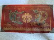Caja de madera de ajedrez china Xiangqi de colección bordes de latón 5 garras dragón y pavo real