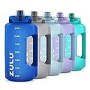 ZULU Goals Half Gallon Krug mit Zeitmarkierung und Griff für ganztägigen Hydratation & Silikon-Strohhalm mit Verriegelung, auslaufsicherer Deckel, BPA-frei, Königsblau, 1,8 l