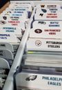 (32) Divisores de tarjetas deportivas altos con 32 etiquetas de logotipos de equipo de la NFL GRATIS