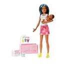 Barbie Skipper Muñeca niñera afroamericana con mechas, Cuna, bebé y Accesorios para su Cuidado, Juguete +3 años (Mattel HJY34)