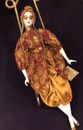 Muñeca de porcelana Kingstate 20"" arlequín oro rojo intenso satén tema celestial con etiqueta