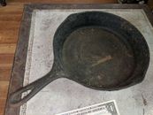 Vintage Antique Cast Iron Skillet Heat Ring & double pour edges Cookware 9 1/2"