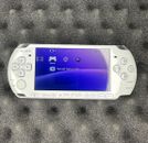 Sony PSP 3000 (Bianco Ceramica) Console + Batteria Nuova + Caricabatterie Nuovo *ECCELLENTE*