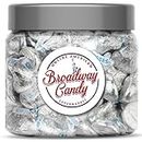 Broadway Candy Hershey's Kisses Original - Tarro para dulces americanos envueltos individualmente, chocolates tamaño bocado en plata, aproximadamente 120 piezas