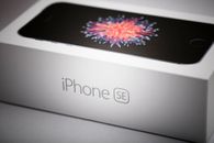 Apple iPhone SE 16/32/64/128 GB alle Farben entsperrt 4G LT UK makellos + Apple BOX