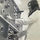 Foto vintage en blanco y negro mujer joven perillas giratorias electrónica funcionando