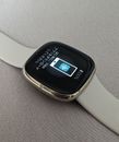FitBit Sense 41mm Edelstahlgehäuse-Gold mit Sportarmband in Weiß (GPS) - OVP