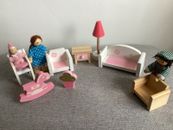 Muebles de madera para casa de muñecas sala de estar con figuras de familia mamá papá y bebé