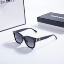 Gafas de sol para mujer Chanel 5482H marco negro pulido con perlas y logotipo dorado CC