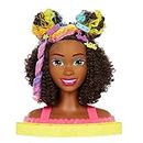Barbie - Hairstyle Capelli Arcobaleno, pettinabile con capelli ricci castani e ciocche arcobaleno fluo, per creare tante acconciature, accessori Color Reveal, giocattolo per bambini, 3+ anni, HMD79