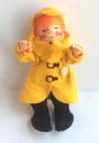 1988 impermeable y sombrero Annalee Doll Society niño de amarillo con alfiler
