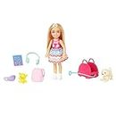 Barbie - Chelsea Set da Viaggio, playset con bambola Chelsea, cagnolino e 6 accessori da viaggio tra cui il trasportino e lo zaino inclusi, giocattolo per bambini, 3+ anni, HJY17