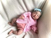 Reborn Baby Puppe, bemaltes Haar, geschenkverwickelt, Sommeroutfit, so echt! UK Verkäufer