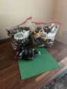 Lote a granel LEGO de 4 libras piezas de ladrillos aleatorios mini figuras y placa de construcción