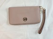 michael kors wallet. pink . Excellent condition. hardly used. Strap
