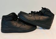 Zapatos informales para hombre talla 6.5 Nike Air Force 1 mediados de 2007 triple negros CW2289-001