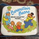 Lata de picnic vintage Berenstain Bears, Bear Country con asas • 1987