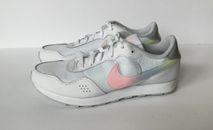 Zapatos de tenis Nike MD Valiant blancos con cordones talla 6,5 Y para mujer talla 8 (DB3743-100)