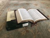 Serie Signature Thomas Nelson - Biblia de Referencia KJV - Piel de Becerro de Borgoña - Nueva en Caja