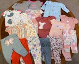 Enorme lote (75 artículos) de ropa, zapatos y accesorios para bebés