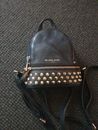 Mini mochila de cuero para mujer Michael Kors Rhea - negra tachonada 