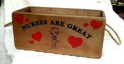 Gli infermieri sono fantastici contenitori in legno. Ideale come confezione regalo. Sconti all'ingrosso.