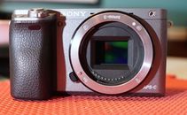 Cámara digital SLR Sony A6000 24,3 MP - gris plateado sin lente.