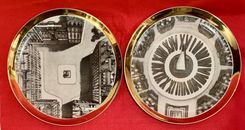 Dos placas de cerámica (serie) 10"" de Piero Fornasetti Maison y jardín aniversario