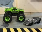 Hot Wheels Monster Jam Gas Monkey Garage 1:64 verde fundido a presión Mattel con Corvette