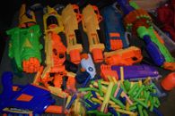 17 Nerf Guns with 162 rounds of nerf ammo, all different, great for parties