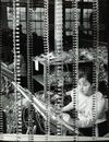 Foto de prensa 1968 mujer trabajando con computadoras y electrónica - afa62201
