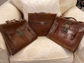 Tres maletines de cuero vintage que alguna vez fueron propiedad del coronel Charles Taylor