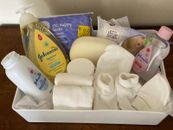 Baby Hamper, incluye, sombrero de bebé, guantes y guantes. Y productos para bebés.