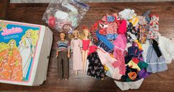 Lote de ropa vintage de Barbies & Ken estuche blanco