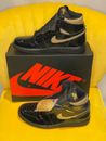 Neuf dans sa boîte - Chaussures Air Jordan 1 Retro High OG noir et or (taille UK 9,5)