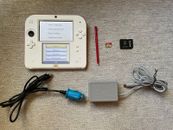 Consola Nintendo 2DS - Rojo Escarlata con Tarjeta SD, Lápiz y Cargadores de Pared/Coche