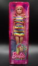 Muñeca Barbie Fashionistas 2022 con frenillos, vestido arco iris y gafas de sol #197