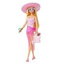 Barbie - Blonde Puppe mit pink-weißem Badeanzug, Sonnenhut, Tragetasche und Strand-Accessoires, für Kinder ab 3 Jahren, HPL73