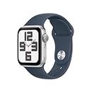 Apple Watch SE (2. Generation, 2023) (GPS, 40 mm) Smartwatch mit Aluminiumgehäuse in Silber und Sportarmband (S/M) in Sturmblau. Fitness- und Schlaftracker, Unfallerkennung, Herzfrequenzmesser