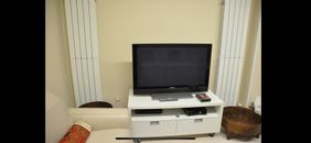 Mesa de televisión usada blanca de Ikea con almacenamiento 
