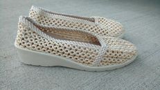 BRAND NEW Women's Mesh Slip On Summer Shoes-Ivory size-5.5,6,7,8